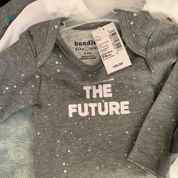 A set of four onesies - Picture 2 of 5